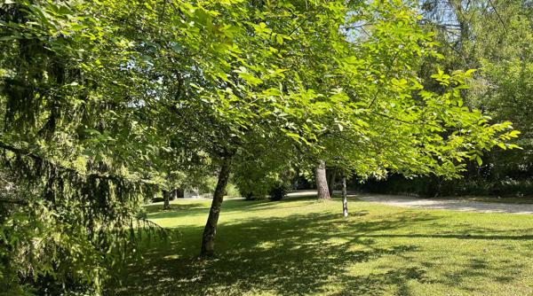 Propriété rare et exceptionnelle : ancien moulin restauré avec dépendance, piscine chauffée et jardin idyllique