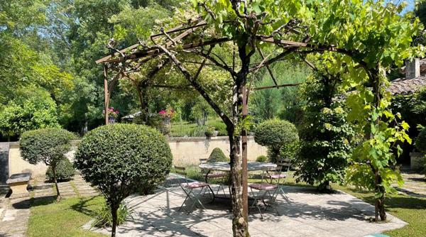 Propriété rare et exceptionnelle : ancien moulin restauré avec dépendance, piscine chauffée et jardin idyllique