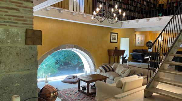 Propriété rare et exceptionnelle : ancien moulin restauré avec dépendance, piscine chauffée et jardin idyllique