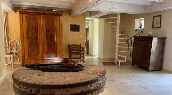 Propriété rare et exceptionnelle : ancien moulin restauré avec dépendance, piscine chauffée et jardin idyllique