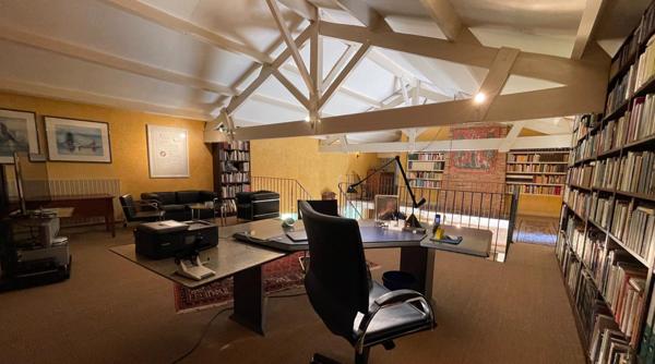 Propriété rare et exceptionnelle : ancien moulin restauré avec dépendance, piscine chauffée et jardin idyllique