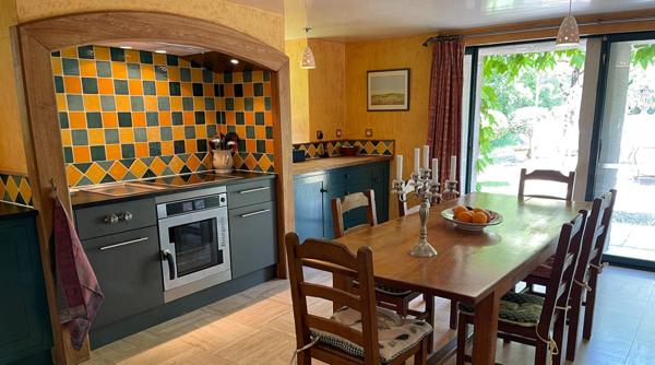 Propriété rare et exceptionnelle : ancien moulin restauré avec dépendance, piscine chauffée et jardin idyllique