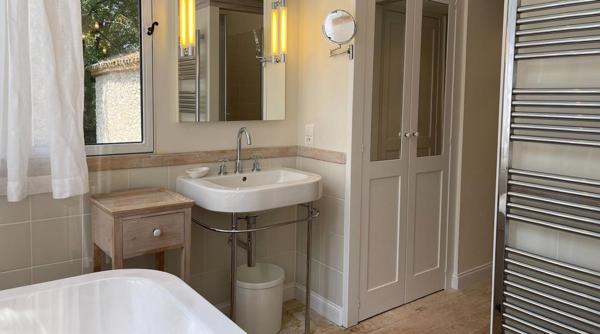 Propriété rare et exceptionnelle : ancien moulin restauré avec dépendance, piscine chauffée et jardin idyllique