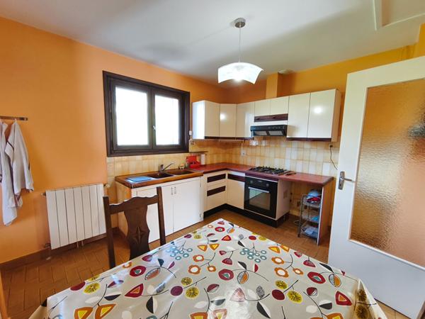 Maison avec grand garage et grand jardin