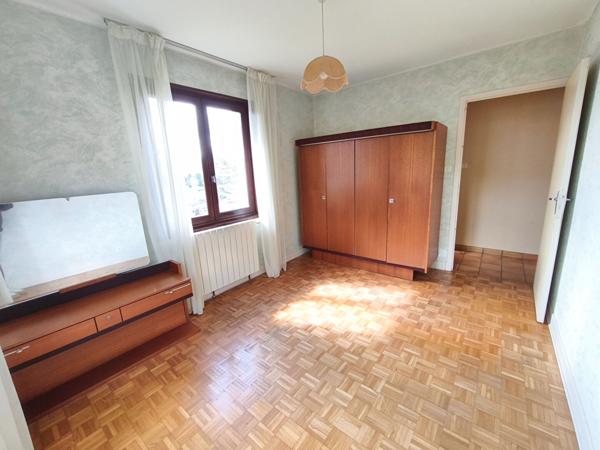 Maison avec grand garage et grand jardin