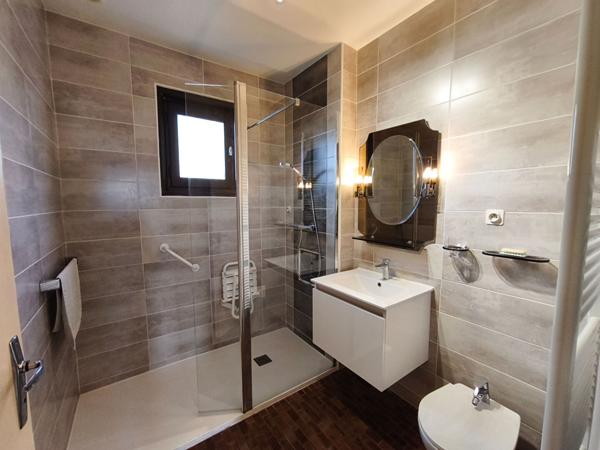 Maison avec grand garage et grand jardin