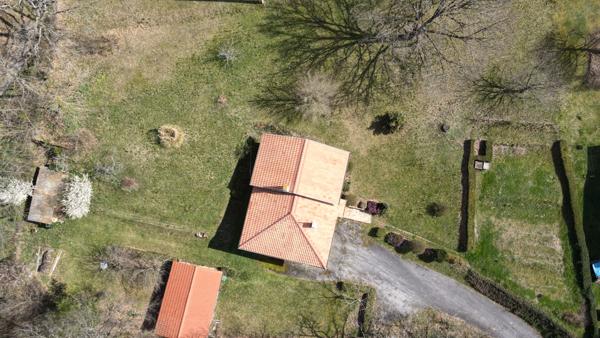 Maison avec grand garage et grand jardin