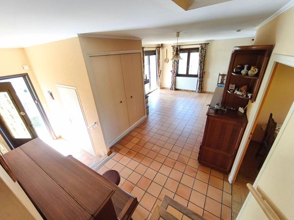 Maison avec grand garage et grand jardin