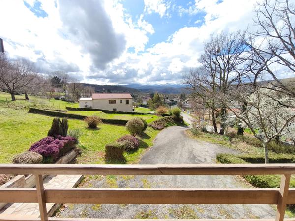 Maison avec grand garage et grand jardin