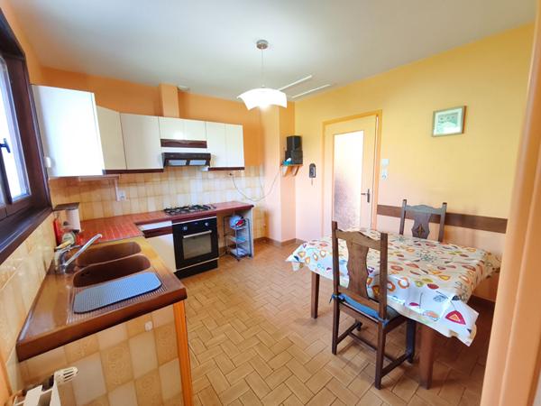 Maison avec grand garage et grand jardin