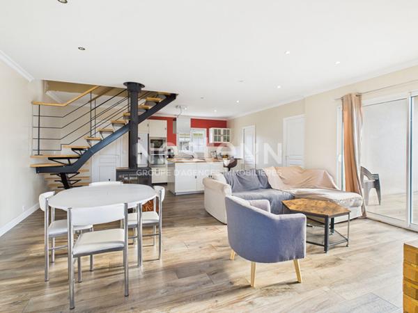 A vendre à 30 minutes d'Aurillac, à Arnac, sur terrain de 900 m², maison récente de type 4 d'une surface de 119 m² avec piscine et jardin.