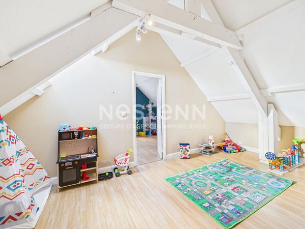 A vendre à 30 minutes d'Aurillac, à Arnac, sur terrain de 900 m², maison récente de type 4 d'une surface de 119 m² avec piscine et jardin.