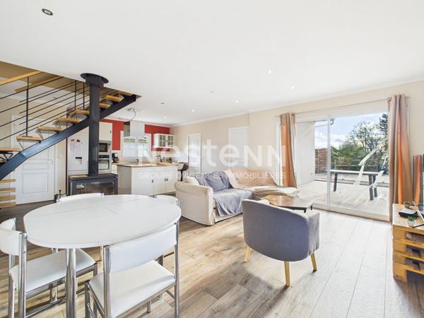 A vendre à 30 minutes d'Aurillac, à Arnac, sur terrain de 900 m², maison récente de type 4 d'une surface de 119 m² avec piscine et jardin.