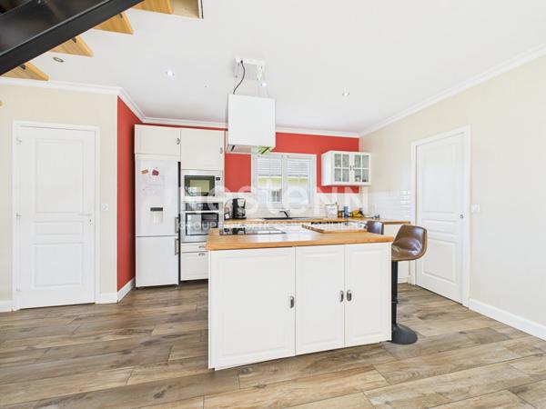 A vendre à 30 minutes d'Aurillac, à Arnac, sur terrain de 900 m², maison récente de type 4 d'une surface de 119 m² avec piscine et jardin.