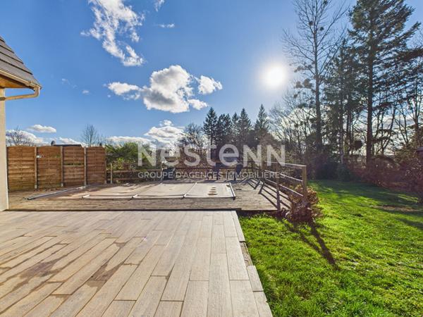 A vendre à 30 minutes d'Aurillac, à Arnac, sur terrain de 900 m², maison récente de type 4 d'une surface de 119 m² avec piscine et jardin.