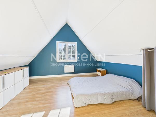 A vendre à 30 minutes d'Aurillac, à Arnac, sur terrain de 900 m², maison récente de type 4 d'une surface de 119 m² avec piscine et jardin.