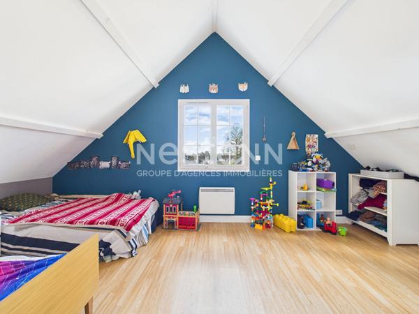 A vendre à 30 minutes d'Aurillac, à Arnac, sur terrain de 900 m², maison récente de type 4 d'une surface de 119 m² avec piscine et jardin.