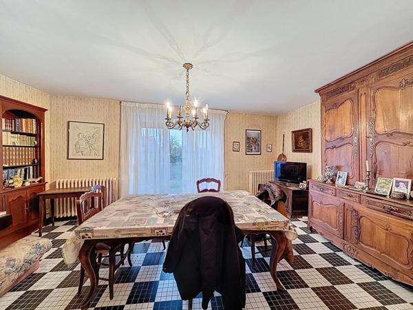 Nueil-les-Aubiers – Maison familiale à étage avec patio, garage et grand terrain