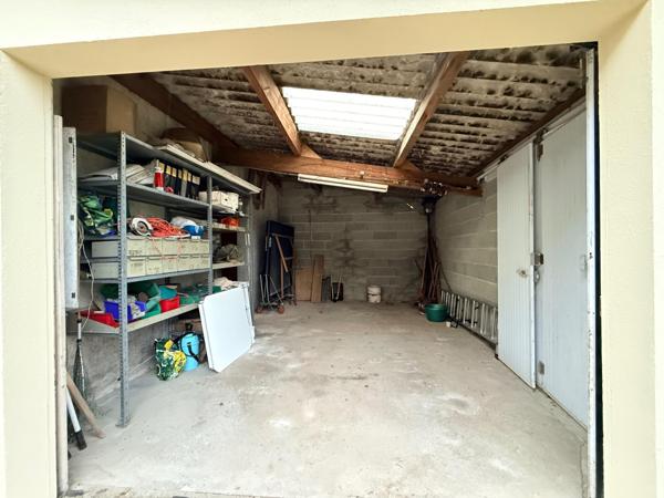 Nueil-les-Aubiers – Maison familiale à étage avec patio, garage et grand terrain