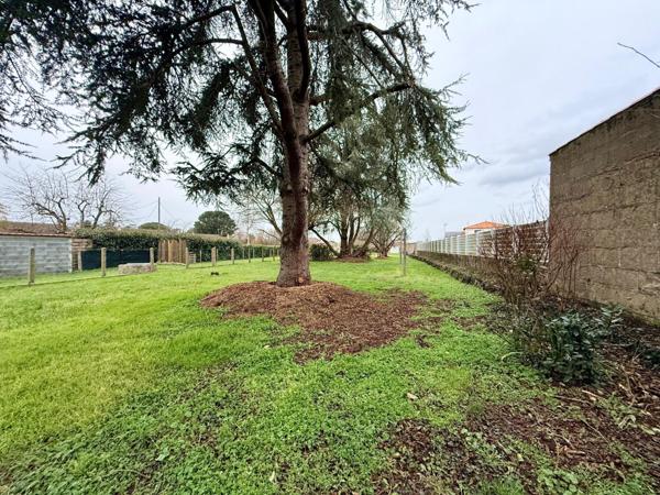 Nueil-les-Aubiers – Maison familiale à étage avec patio, garage et grand terrain