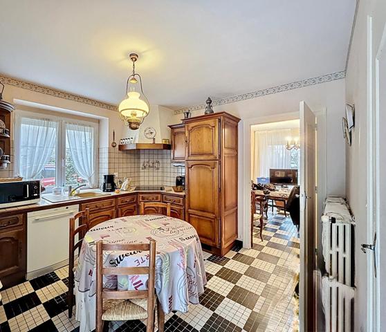 Nueil-les-Aubiers – Maison familiale à étage avec patio, garage et grand terrain