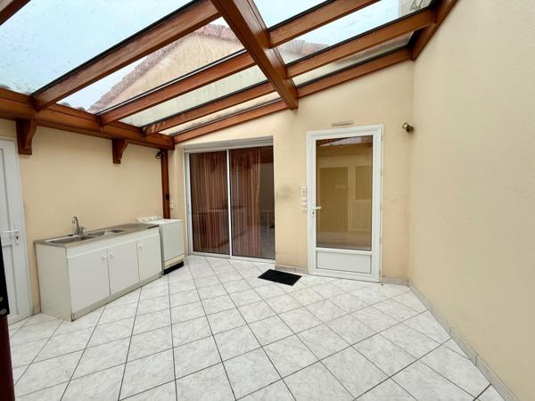 Nueil-les-Aubiers – Maison familiale à étage avec patio, garage et grand terrain