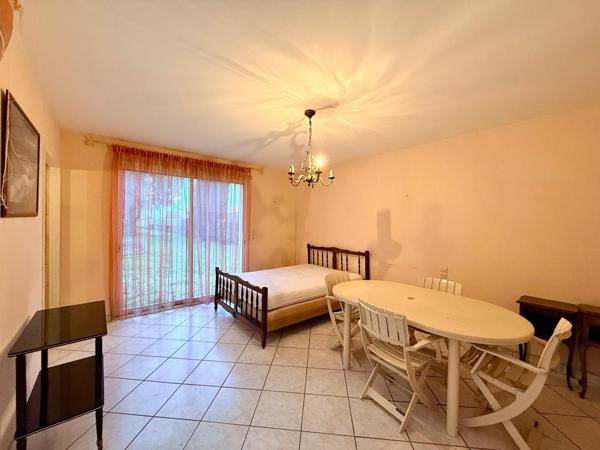 Nueil-les-Aubiers – Maison familiale à étage avec patio, garage et grand terrain