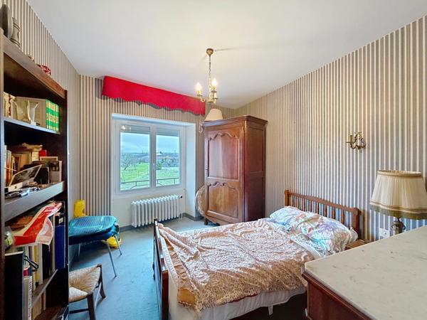 Nueil-les-Aubiers – Maison familiale à étage avec patio, garage et grand terrain