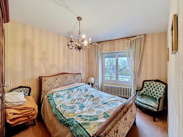 Nueil-les-Aubiers – Maison familiale à étage avec patio, garage et grand terrain