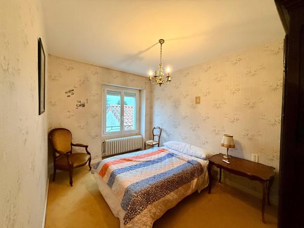 Nueil-les-Aubiers – Maison familiale à étage avec patio, garage et grand terrain