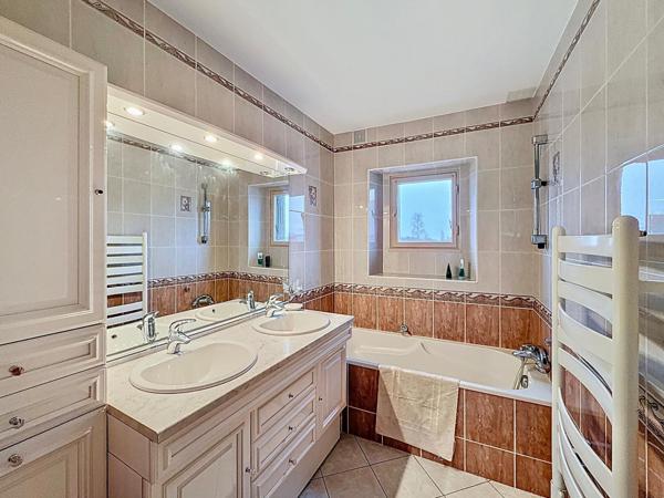 Nueil-les-Aubiers – Maison familiale à étage avec patio, garage et grand terrain