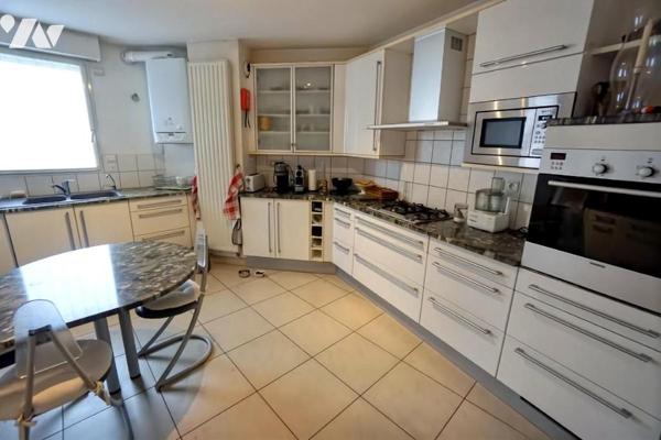 AMIENS HYPER-CENTRE, 167m², 4 chambres, 2 box et 2 caves