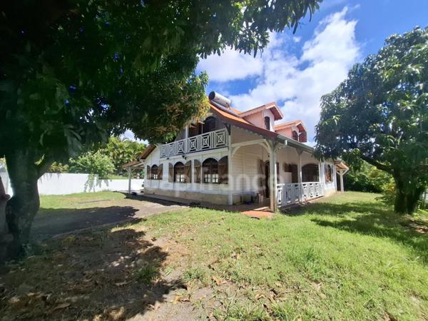 À VENDRE – Maison individuelle - Saint-Pierre – 7 pièces - 140 m² - Terrain de 692 m² - Vue mer et montagne Pelée