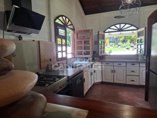 À VENDRE – Maison individuelle - Saint-Pierre – 7 pièces - 140 m² - Terrain de 692 m² - Vue mer et montagne Pelée