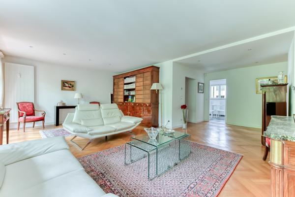 LYON 6 - Foch: Un appartement de 120m2 en étage élevé, 3 chambres, balcon et garage