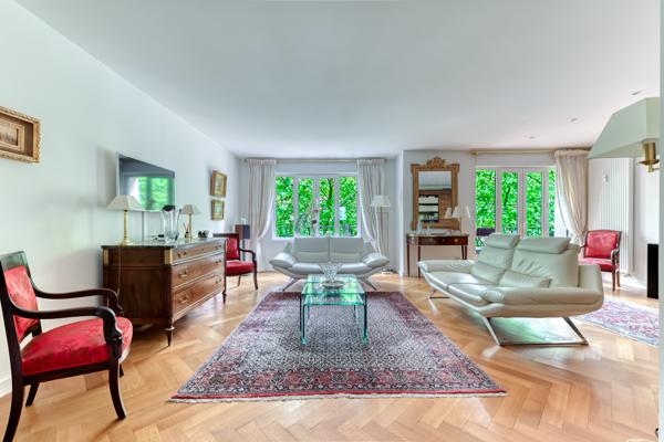 LYON 6 - Foch: Un appartement de 120m2 en étage élevé, 3 chambres, balcon et garage