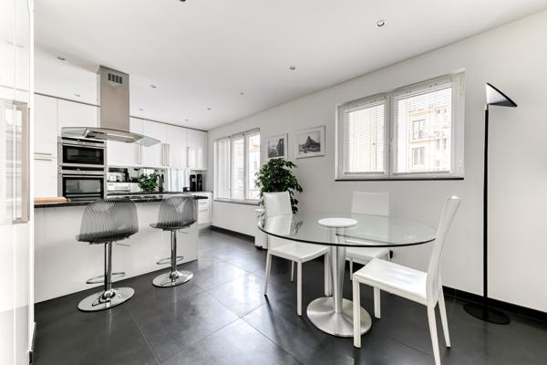 LYON 6 - Foch: Un appartement de 120m2 en étage élevé, 3 chambres, balcon et garage