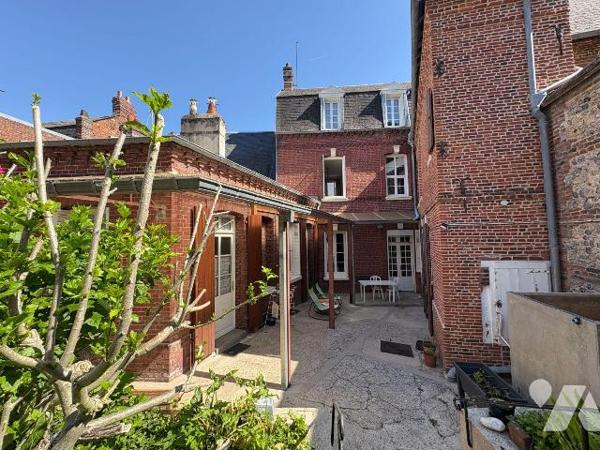 Propriété en centre-ville comprenant:
Au rez-de-chaussée : entrée, salle d'eau, dégagement ave...
