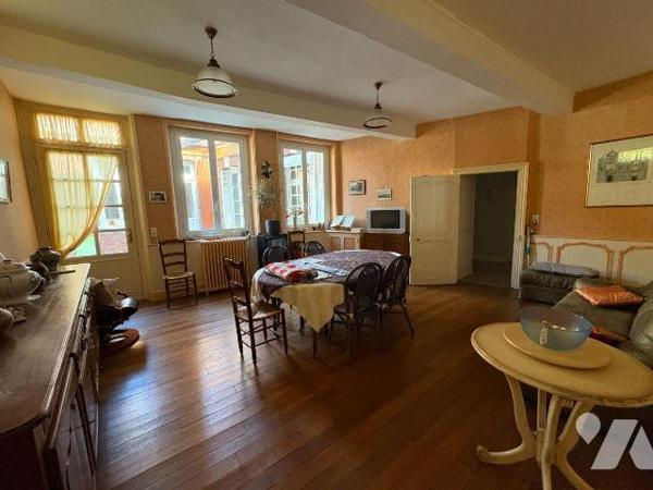 Propriété en centre-ville comprenant:
Au rez-de-chaussée : entrée, salle d'eau, dégagement ave...