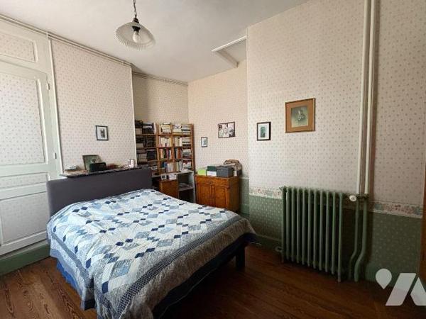 Propriété en centre-ville comprenant:
Au rez-de-chaussée : entrée, salle d'eau, dégagement ave...