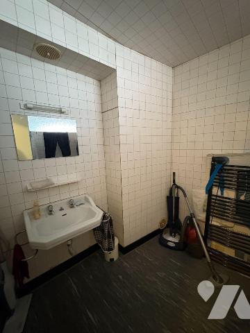 Propriété en centre-ville comprenant:
Au rez-de-chaussée : entrée, salle d'eau, dégagement ave...