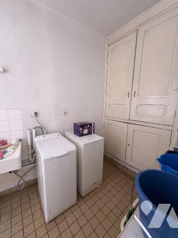 Propriété en centre-ville comprenant:
Au rez-de-chaussée : entrée, salle d'eau, dégagement ave...
