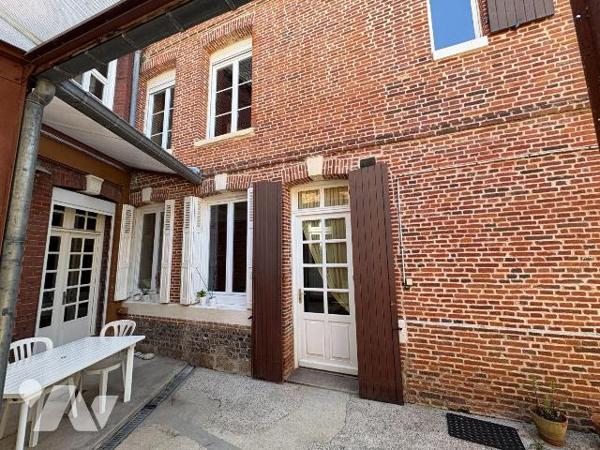 Propriété en centre-ville comprenant:
Au rez-de-chaussée : entrée, salle d'eau, dégagement ave...