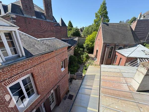 Propriété en centre-ville comprenant:
Au rez-de-chaussée : entrée, salle d'eau, dégagement ave...