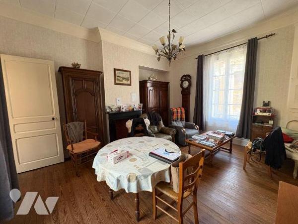 Propriété en centre-ville comprenant:
Au rez-de-chaussée : entrée, salle d'eau, dégagement ave...