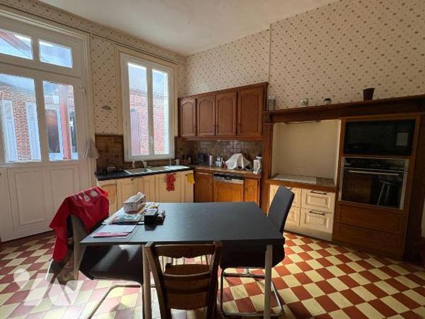 Propriété en centre-ville comprenant:
Au rez-de-chaussée : entrée, salle d'eau, dégagement ave...