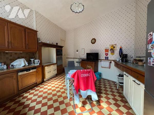 Propriété en centre-ville comprenant:
Au rez-de-chaussée : entrée, salle d'eau, dégagement ave...