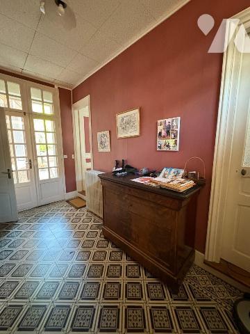 Propriété en centre-ville comprenant:
Au rez-de-chaussée : entrée, salle d'eau, dégagement ave...