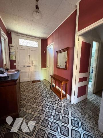 Propriété en centre-ville comprenant:
Au rez-de-chaussée : entrée, salle d'eau, dégagement ave...