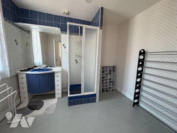 Propriété en centre-ville comprenant:
Au rez-de-chaussée : entrée, salle d'eau, dégagement ave...